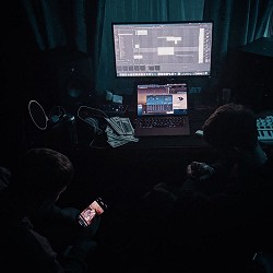 Linz, Olsi - Карі очі